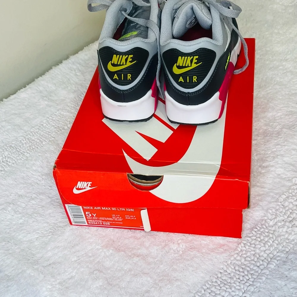Nike Air Max 90 LTR (GS) | Size 5Y | Gray / Black / Pink - Picture 4 of 5